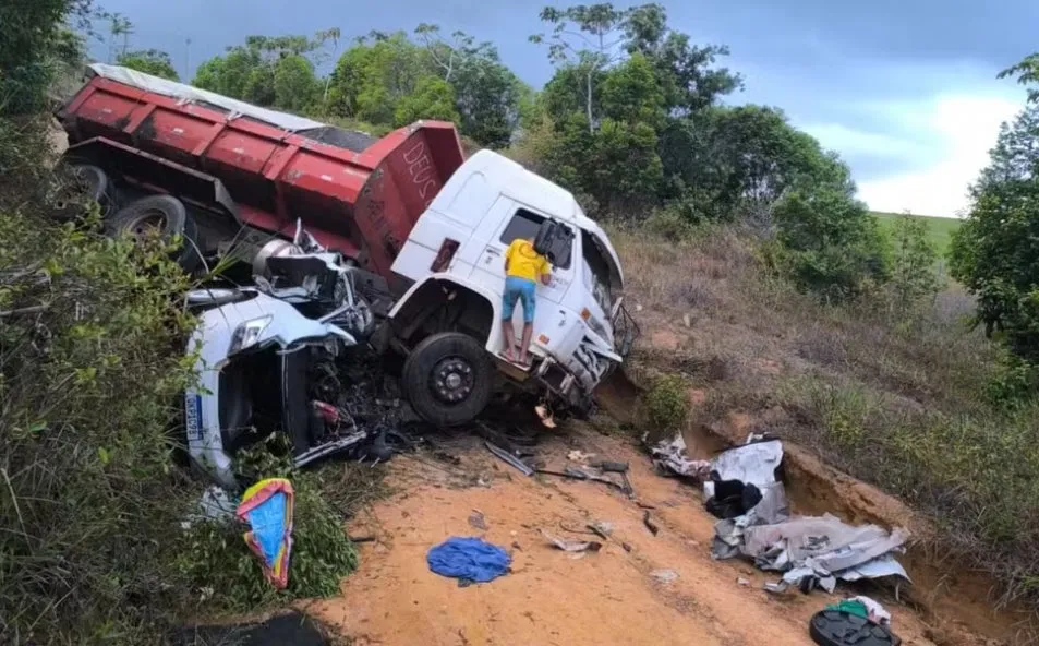 Quatro pessoas da mesma família morrem após batida entre caminhão e dois carros na Bahia — Foto: Reprodução/Redes Sociais